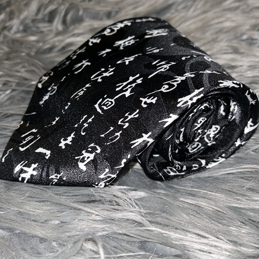 KAI LONG Hand-Made 100%
Silk Tie GUC Black & White